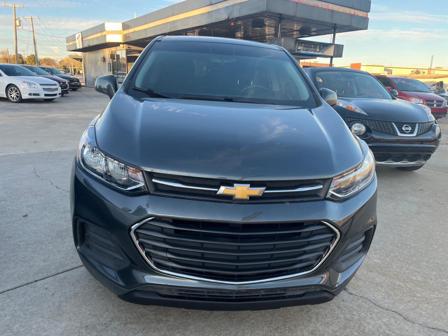 2020 GRAY CHEVROLET TRAX LS LS FWD (3GNCJKSB1LL) with an 1.4L L4 DOHC 16V engine, 6A transmission, located at 8101 E. Skelly Dr., Tulsa, OK, 74129, (918) 592-3593, 36.121891, -95.888802 - Photo#3